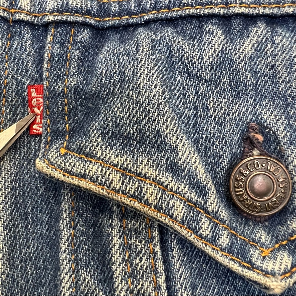 Levi's Vintage Jean Jacket Women’s Medium Distressed Denim Relaxed Trucker Fit - Picture 5 of 9